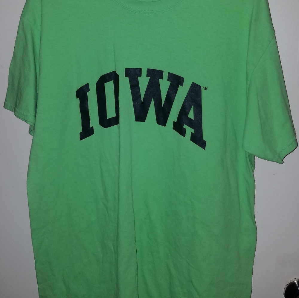 😍Large Men's Iowa T-shirt